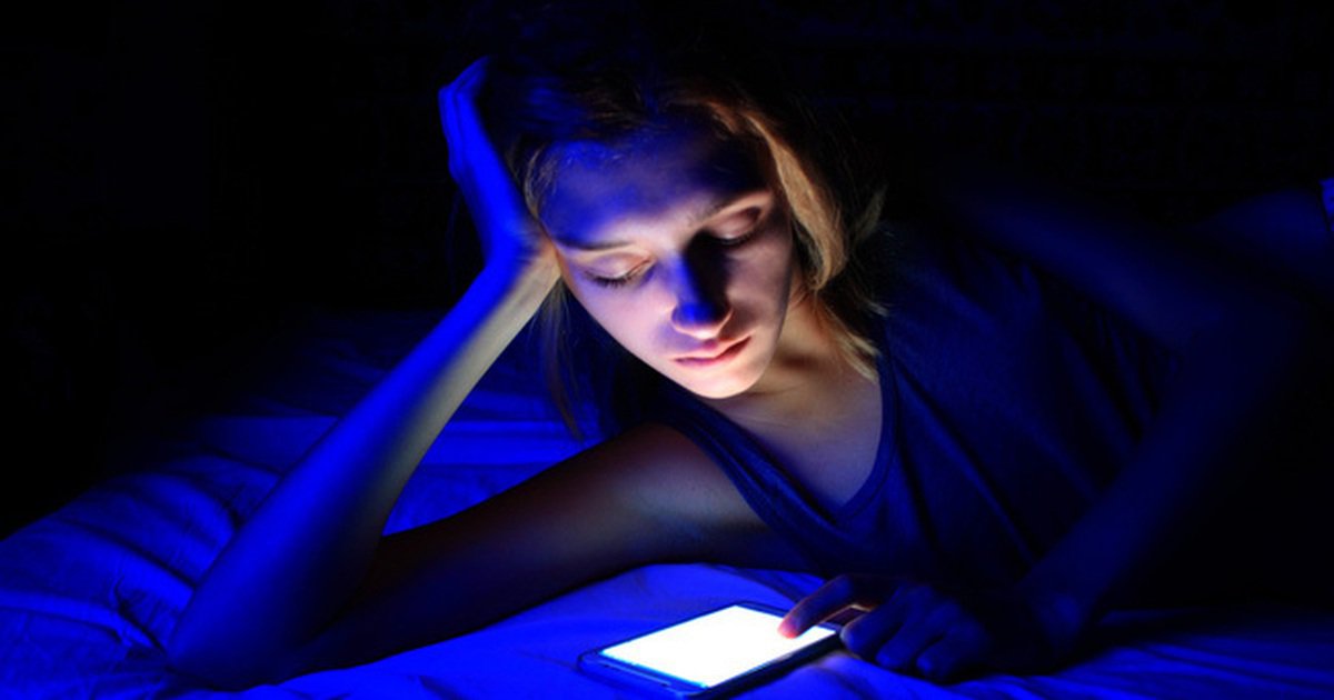 Ánh sáng xanh từ các thiết bị điện tử làm rối loạn nhịp sinh học hay còn gọi là chu kỳ thức - ngủ