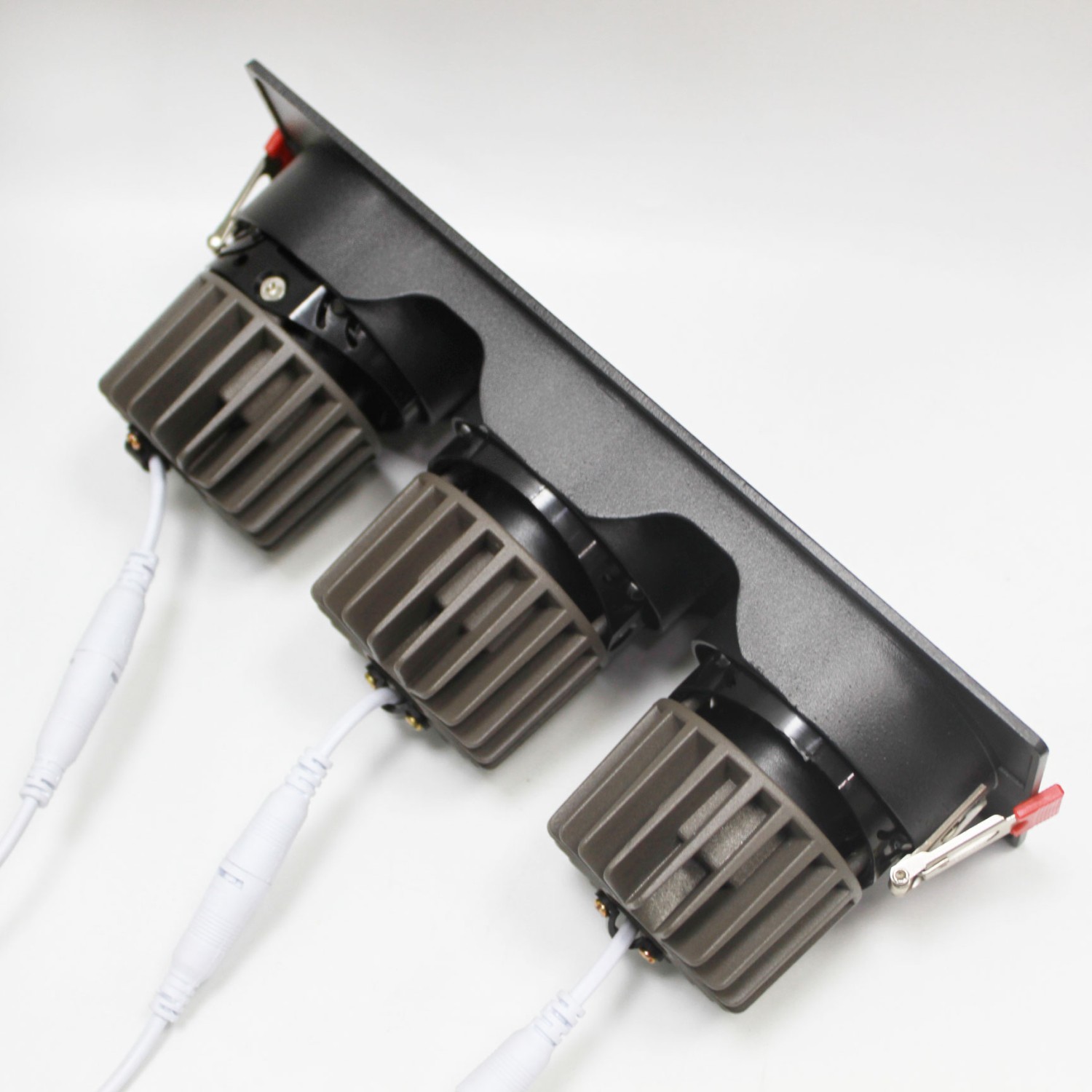 Đèn chỉnh hướng đôi 3x10W mẫu DCP